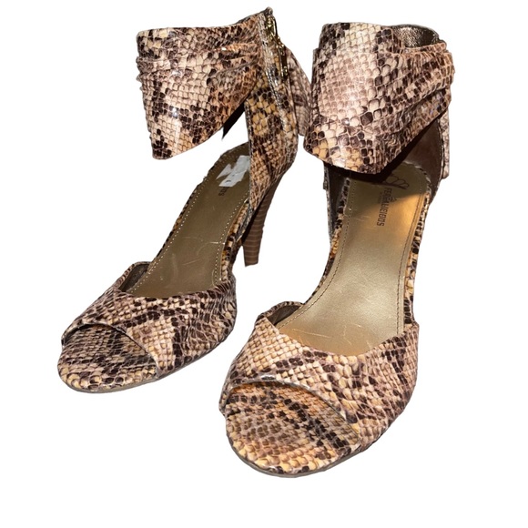 Fergalicious Faux Snakeskin Ankle Strap Heels Side Zipper 4” Heels Size 7.5” - Picture 3 of 10